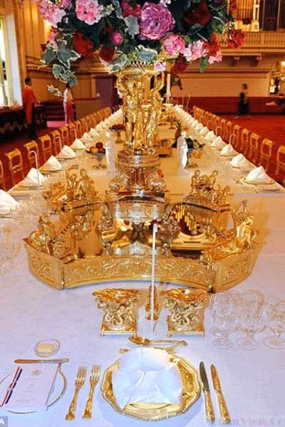 Phòng tiệc có chiếc ghế bằng vàng dành cho Nữ hoàng Anh và hoàng tử Philip dù cả hai đều không ngồi ở đây.