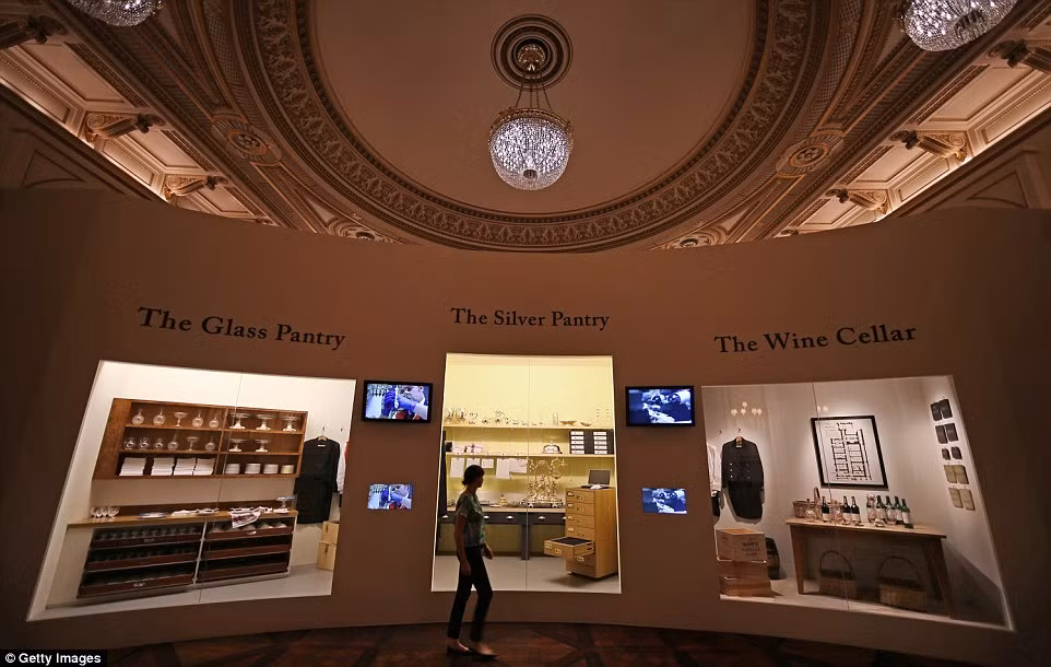 Du khách còn có thể tham quan các gian hàng trưng bày rượu, các đồ dùng độc đáo khác được nhà bếp sử dụng.