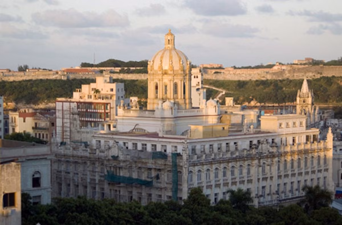 Bảo tàng Cách mạng có khu sảnh gương, gần như giống hệt nguyên mẫu sảnh gương ở cung điện Versailles nước Pháp. Nơi đây không chỉ sở hữu kiến trúc cổ tuyệt đẹp mà còn lưu giữ nhiều hiện vật, tài liệu liên quan tới lịch sử đất nước Cuba từ năm 1700 tới cách mạng Cuba.