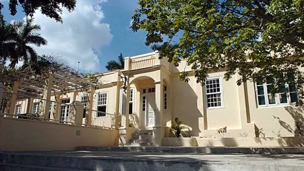 Biệt thự Finca Vigia, là nơi nhà văn Hemingway từng sinh sống trong những năm 1939 – 1961, nằm về phía Đông và cách trung tâm La Havana 15km.