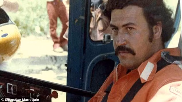 Pablo Escobar sở hữu một loạt các khu căn hộ và xe ô tô sang trọng. Trong một lần cùng con gái trốn cảnh sát truy đuổi trên núi, hắn đã đốt hơn 1,6 triệu USD tiền mặt để... tăng thân nhiệt con gái, giúp con chống chọi với thời tiết giá lạnh trên núi.