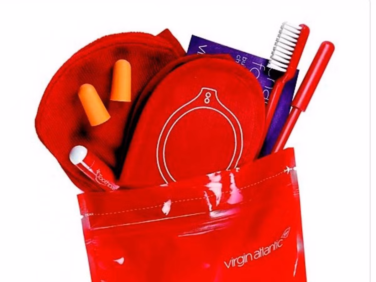 Hành khách nhận được bộ dụng cụ tiện nghi miễn phí - một phần trong chiến dịch khiến hành khách VIP thoải mái hơn của các hãng hàng không. Trong khi đó, một số doanh nghiệp đã bắt đầu cung cấp bộ dụng cụ này cho cả hành khách hạng phổ thông. Bộ dụng cụ được trang bị trên khoang hạng nhất của hãng hàng không Anh Virgin Atlantic gồm những vật dụng thiết yếu.