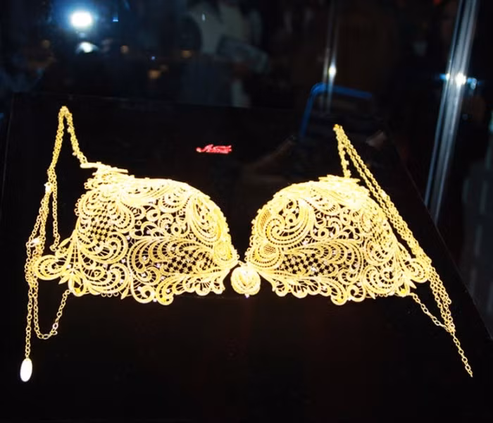 Bộ áo lót bằng vàng được trưng bày tại một cửa hàng nữ trang ở Trung Quốc.