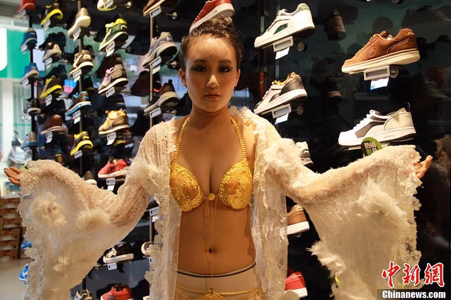 Ngày 10/6/2013, nhân dịp kỷ niệm ngày khai trương, một tiệm vàng ở Cửu Giang, tỉnh Giang Tây, đã cho một người mẫu nữ mặc đồ lót nặng hơn 950 gram vàng để thu hút khách hàng. Chiêu quảng bá của cửa hàng này nhanh chóng thu hút đông đảo khách hàng ghé thăm cửa hàng và chụp ảnh lưu niệm.