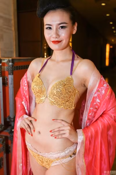 Hai bộ đồ này cần 4 thợ thủ công, năm nhà thiết kế làm trong 6 tháng mới hoàn thành. Giá trị của bộ đồ là 4 triệu NDT.