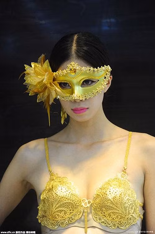 Người mẫu diện bộ bikini bằng vàng được chế tác tinh xảo nặng khoảng 1 kg, trị giá khoảng 10 triệu NDT. Đặc biệt, các người mẫu trình diễn trên một con đường có dải vàng thỏi ngay bên dưới. Để đảm bảo an ninh cho sự kiện, ban tổ chức huy động rất nhiều nhân viên bảo vệ.