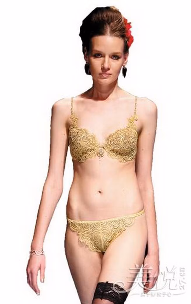 Bộ đồ lót bằng vàng nguyên chất tại tuần lễ thời trang quốc tế ở Bắc Kinh, Trung Quốc, ngày 24/10/2011. Nhà thiết kế phải mất 6 tháng để hoàn thành. Bộ đồ lót này nặng 1.000 gram, trị giá trên 4 triệu NDT (khoảng gần 14 tỷ đồng).