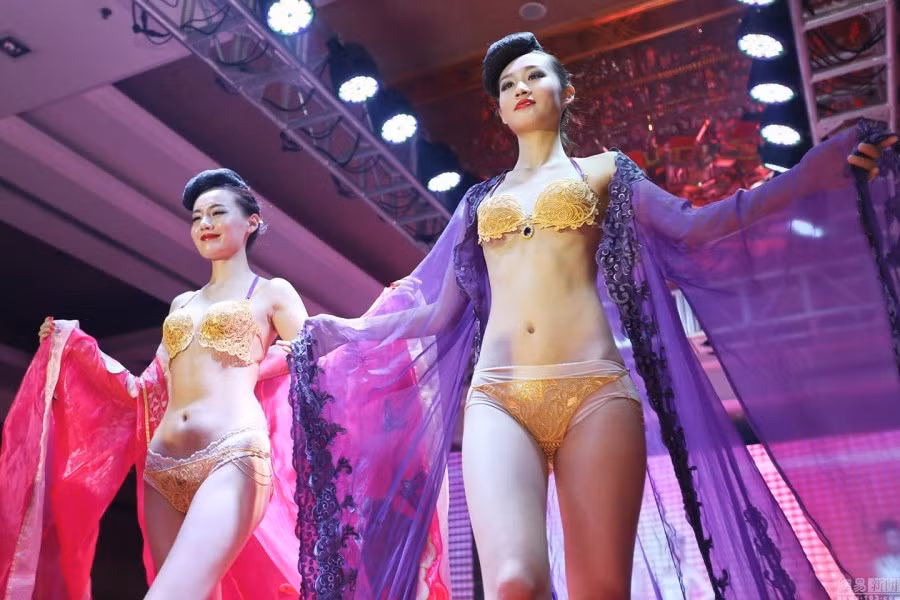Tháng 6/2015, một cửa hàng vàng chơi trội đã thuê hai cô người mẫu mặc hai bộ bikini bằng vàng để kỷ niệm 120 năm thành lập.