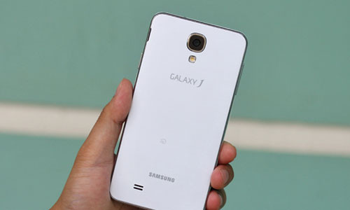 Galaxy J: Đây là một trong những mẫu smartphone Nhật gây sốt ở Việt Nam. Chiếc Galaxy J của nhà mạng Docomo của Nhật là dòng smartphone xách tay được rất nhiều người dùng trong nước săn lùng. Mức giá hiện tại của Galaxy J Docomo rơi vào khoảng trên 6 triệu tùy cửa hàng.