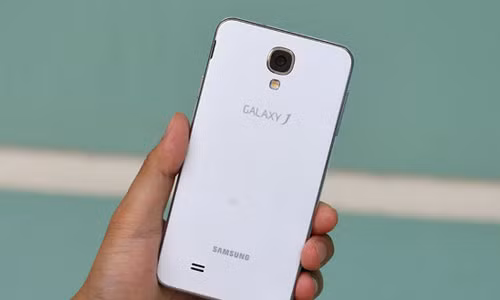 Galaxy J: Đây là một trong những mẫu smartphone Nhật gây sốt ở Việt Nam. Chiếc Galaxy J của nhà mạng Docomo của Nhật là dòng smartphone xách tay được rất nhiều người dùng trong nước săn lùng. Mức giá hiện tại của Galaxy J Docomo rơi vào khoảng trên 6 triệu tùy cửa hàng.