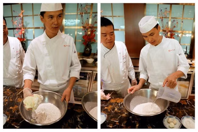 Thực chất, cách chế biến bánh trung thu bằng vàng cũng có nhiều công đoạn giống chế biến loại bánh thông thường. Đầu tiên là công đoạn nhào bột rồi ủ bột.