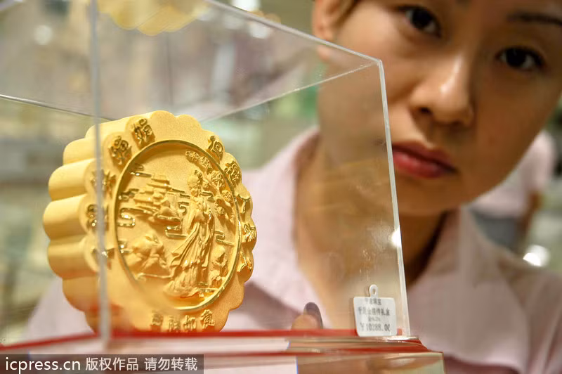 Bánh trung thu dát vàng ngày càng được giới nhà giàu săn mua mỗi dịp Trung thu.