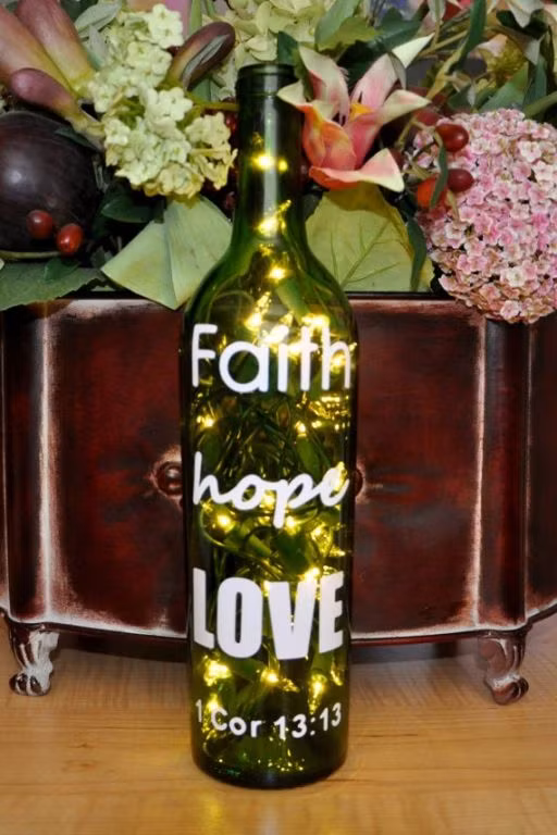 Chỉ cần cho đèn nháy vào trong chai thủy tinh màu và cắm điện bạn đã có một chiếc đèn chai thực sự khác lạ.