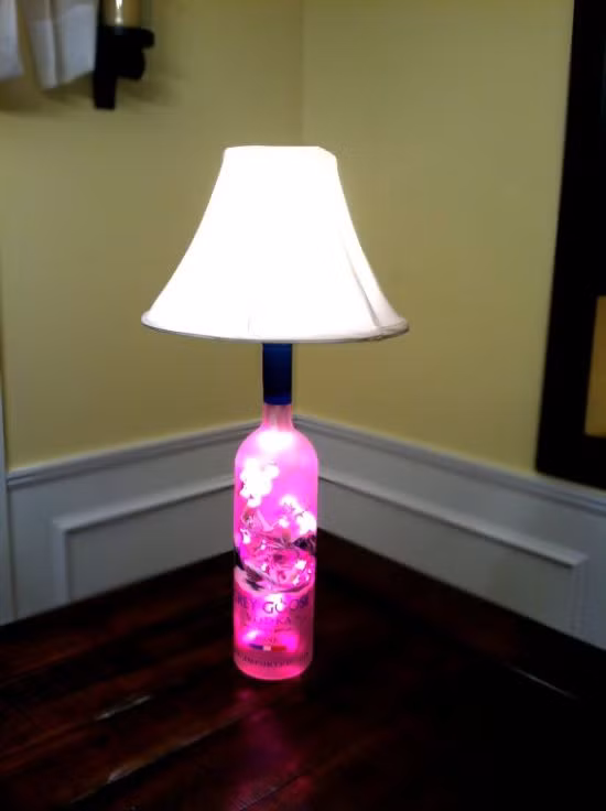 Chiếc đèn hồng thơ mộng trang trí không gian phòng ngủ.