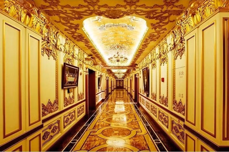 Văn phòng dát vàng của công ty Harbin được đặt tại Cáp Nhĩ Tân, phía đông bắc của tỉnh Hắc Long Giang, Trung Quốc.