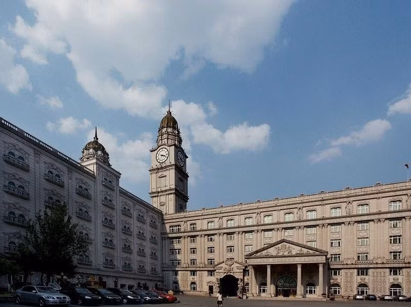 Ban ngày, tòa nhà có diện mạo rất bình thường khi nhìn từ bên ngoài.