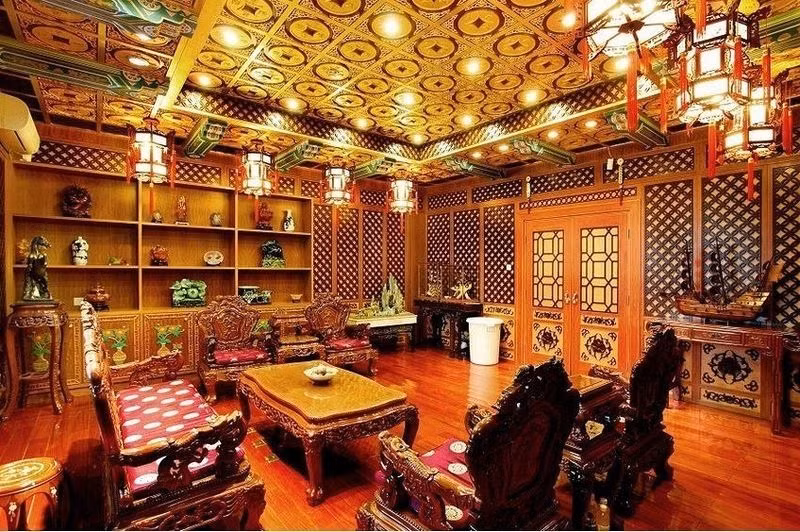 Có rất nhiều chi tiết dát vàng trong tòa nhà văn phòng này.