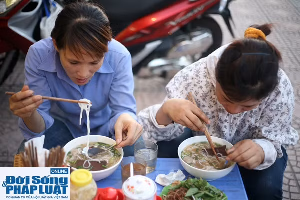Chị Tuyết và chị Lan là 2 người làm nghề thu lượm ve chai. Với thu nhập ít ỏi, thậm chí chẳng đáng là bao, hơn nữa hàng tháng các chị lại phải lo cho chồng cho con nên với các chị việc ung dung ngồi ăn những bát phở, bún bò Huế là một điều quá đỗi xa xỉ. “2 chị em đi làm qua đây thấy nhân viên phát tờ rơi chúng tôi tưởng quán lừa chúng tôi, thế nhưng sau khi nhân viên mời nhiệt tình chúng tôi vào thưởng thức thì mới biết đúng là thật. Bún rất ngon, có lẽ với chị em chúng tôi bao năm qua chưa từng được ăn bát bún ngon đến vậy”.