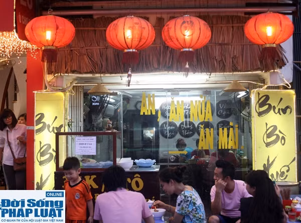 Mới đây, rất nhiều người nghèo, người có thu nhập thấp cảm thấy như được an ủi, được sẻ chia và đồng cảm khi chủ nhân của một quán bún bò Huế trên đường Ô Chợ Dừa (Đống Đa – Hà Nội) đã bán những suất bún bò chỉ với giá 1.000 đồng.