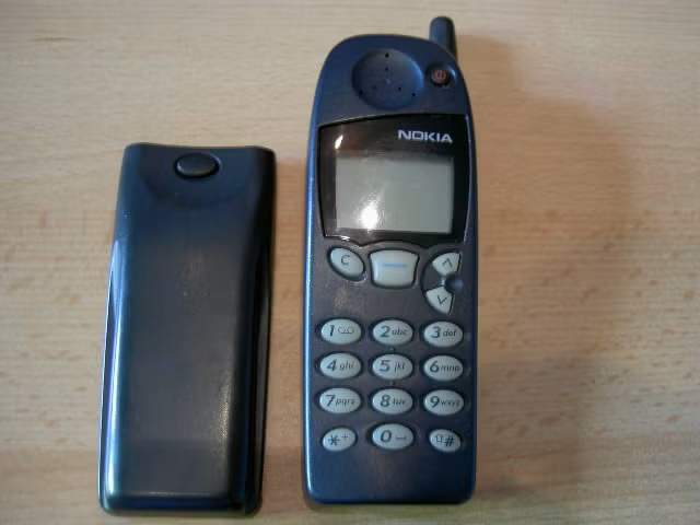 Nokia 6110 (năm 1997) - chiếc điện thoại đầu tiên được cài đặt trò chơi Snake (rắn săn mồi) huyền thoại mở ra kỷ nguyên chơi game trên di động.