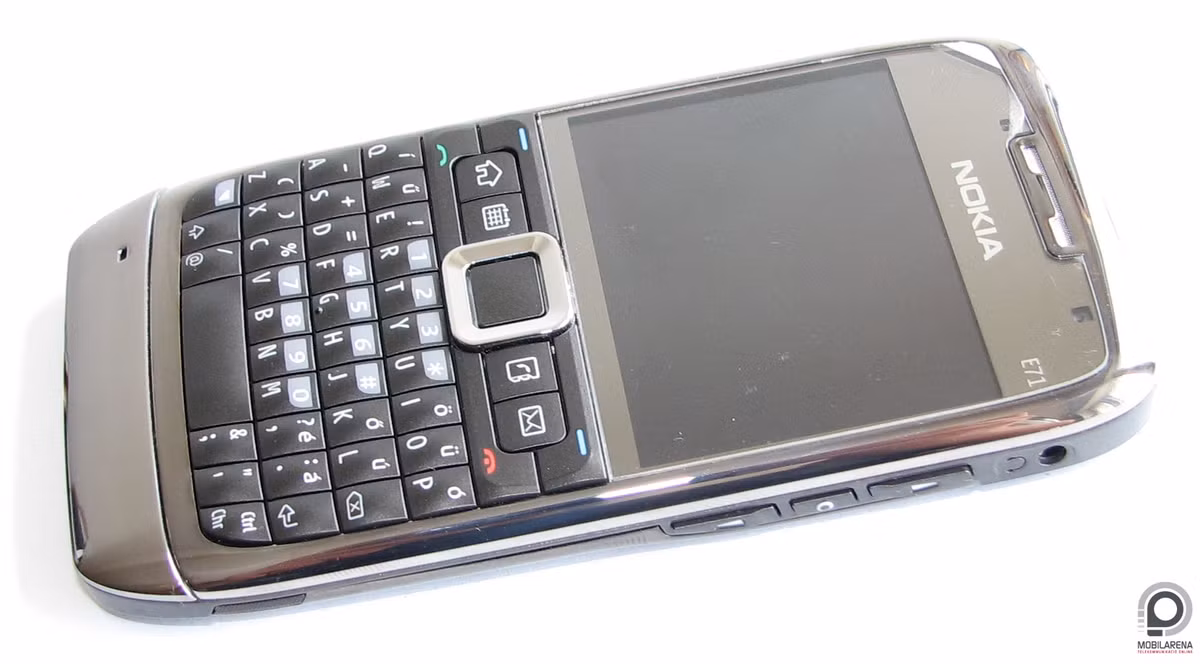 E71 (2008) là một trong những điện thoại thành công nhất của Nokia. Kiểu dáng và thiết kế của E71 gợi nhớ đến điện thoại BlackBerry.
