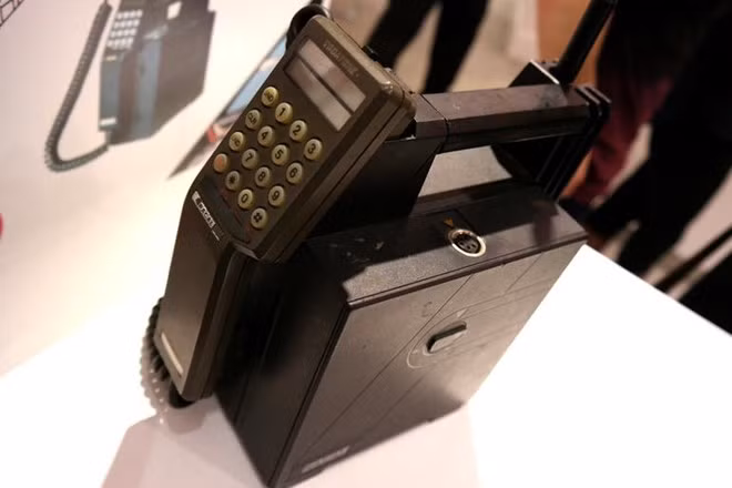 Nokia Cityman (năm 1985): Cityman là chiếc điện thoại đầu tiên của Nokia, đánh dấu bước chân đầu tiên của hãng này vào thị trường di động và trở thành nhà sản xuất di động hàng đầu thế giới. Chiếc điện thoại này có 3 màu lựa chọn là đen, xám hoặc xanh thẫm.