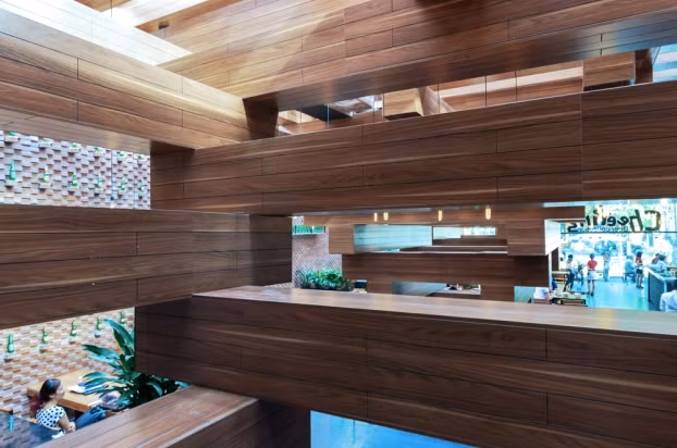 Nhà hàng Cheering được cải tạo từ một dự án đã đóng cửa nhiều năm với hệ khung kết cấu thép còn lại và một số vật liệu bao che có thể tái sử dụng: kính, thép hình, thếp hộp, mái tôn.