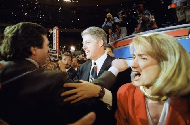 Gia đình Clinton trong đại hội toàn quốc của đảng Dân chủ vào ngày 15/7/1992. Ông Clinton chính thức trở thành ứng viên đại diện đảng để tranh cử tổng thống Mỹ.