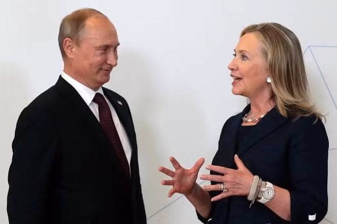 Ngoại trưởng Mỹ Hillary Clinton trao đổi cùng Tổng thống Nga Vladimir Putin bên lề hội nghị cấp cao APEC diễn ra ở thành phố Vladivostok, Nga, vào ngày 8/9/2012. Bà cũng là ngoại trưởng Mỹ công du nhiều quốc gia nhất (112 nước).