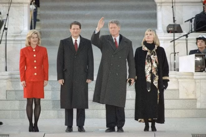 Gia đình Clinton và gia đình ông Al Gore trong buổi lễ nhậm chức tổng thống và phó tổng thống Mỹ ngày 17/1/1993. Bà Clinton trở thành Đệ nhất Phu nhân Mỹ đầu tiên có học vị sau đại học.