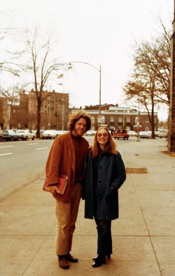 Ông Bill Clinton và bà Hillary Clinton chụp ảnh tại trường Luật thuộc đại học Yale vào năm 1972. Họ kết hôn năm 1975.
