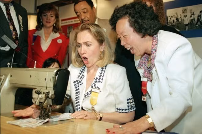 Bà Clinton tham gia một sự kiện để vận động tranh cử cho chồng vào ngày 19/6/1992.