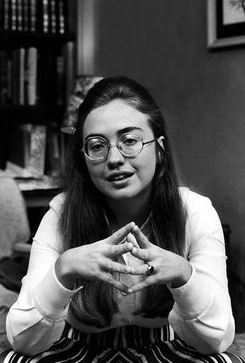 Hillary Diane Rodham từng sinh viên ở Đại học Wellesley, bang Massachusetts. Thời gian đầu, Hillary ủng hộ đảng Cộng hòa. Sau này, bà quan tâm đến vấn đề bình đẳng giữa các chủng tộc nên rời đảng.