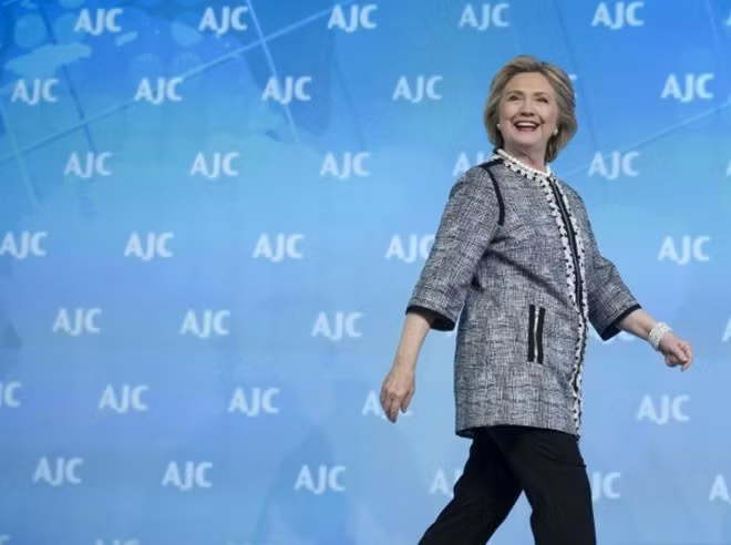 ...Vài ngày sau, bà kết thúc nhiệm kỳ ngoại trưởng, rời khỏi chính phủ và nhường nhiệm vụ lãnh đạo Bộ Ngoại giao Mỹ cho ông John Kerry.