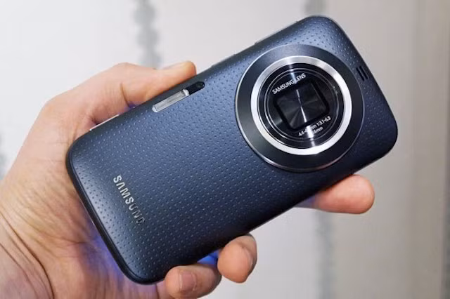 Samsung Galaxy K Zoom - 20.7MP: Chiếc K Zoom là sự kết hợp giữa dòng máy smartphone Android và camera có ống kính lồi giống một máy ảnh du lịch. Đôi khi bạn sẽ cảm thấy bạn đang cầm một chiếc máy ảnh để nghe điện thoại hơn là một chiếc điện thoại kèm theo máy ảnh.