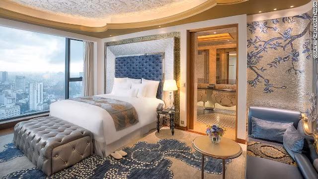 The Reverie Saigon có không gian sống mang thiết kế hiện đại pha lẫn phong cách châu Âu cổ điển. The Reverie Saigon có 286 phòng “hội tụ” những thiết kế tuyệt mỹ của 4 thương hiệu nội thất hàng đầu nước Ý gồm Provasi, Colombostile, Giorgetti và Visionnaire.