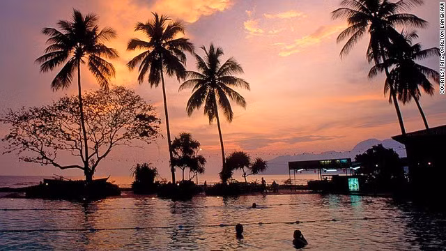 Ritz-Carlton, Langkawi (Malaysia). Bao quanh bởi rừng mưa nhiệt đới, khách sạn Ritz-Carlton có tầm nhìn ra bãi biển tuyệt đẹp. Công trình này có 132 phòng, trong đó có 42 biệt thự, với kiến trúc truyền thống đẹp mắt.