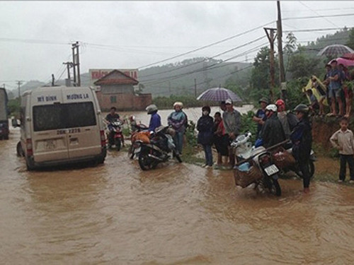 Bão số 1 gây mưa lớn làm ngập lụt nặng trên quốc lộ số 6 đoạn qua Sơn La. Ảnh: Báo Sơn La.
