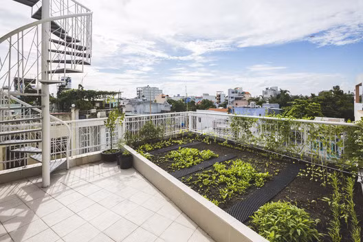 Trên tầng thượng là một vườn rau nhỏ để gia chủ có thể trồng các loại rau sạch.