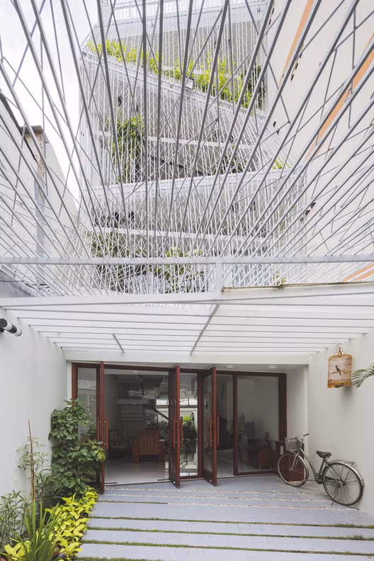 Điểm đặc biệt ở công trình này là các lưới thép bao bọc lấy ngôi nhà ở bên ngoài ban công. Vì vậy, các cửa sổ và cửa ra vào có thể mở cả ngày nếu gia chủ muốn.