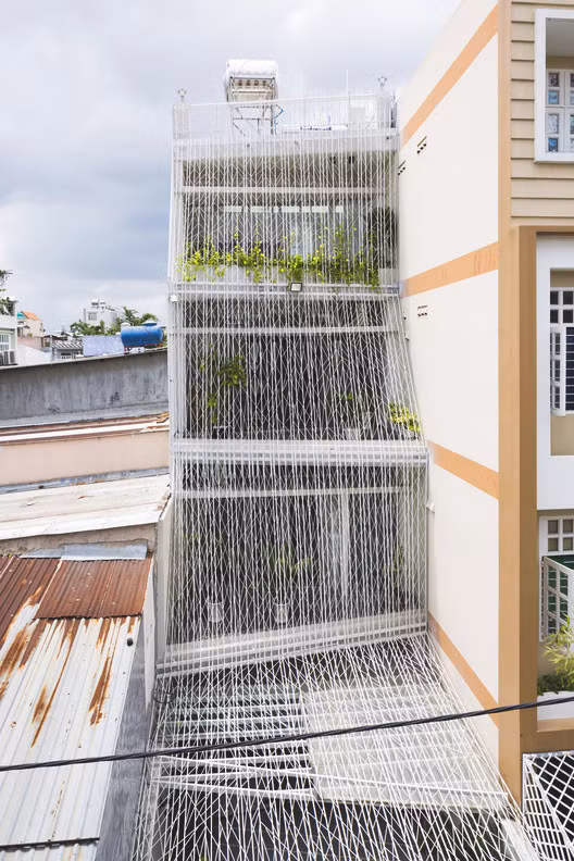 Công trình kiến trúc độc đáo này là tác phẩm của hai kiến trúc sư Mel Schenck và Nguyễn Thị Trà Giang. Các mục tiêu chính cho căn nhà này là cung cấp sự tiện nghi thoải mái nhất cho gia chủ.