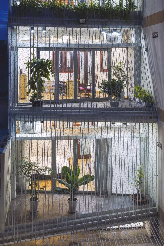 Ban công rộng rãi của ngôi nhà được trồng khá nhiều cây xanh như cách đưa thiên nhiên vào nhà một cách hài hòa.