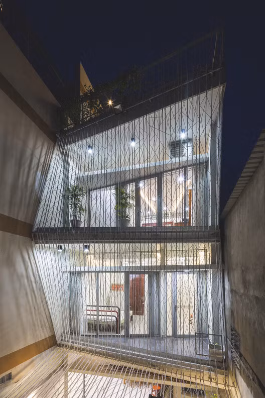 Những tấm lưới thép tạo cho ngôi nhà vẻ khác biệt và ấn tượng hơn so với các căn hộ xung quanh.