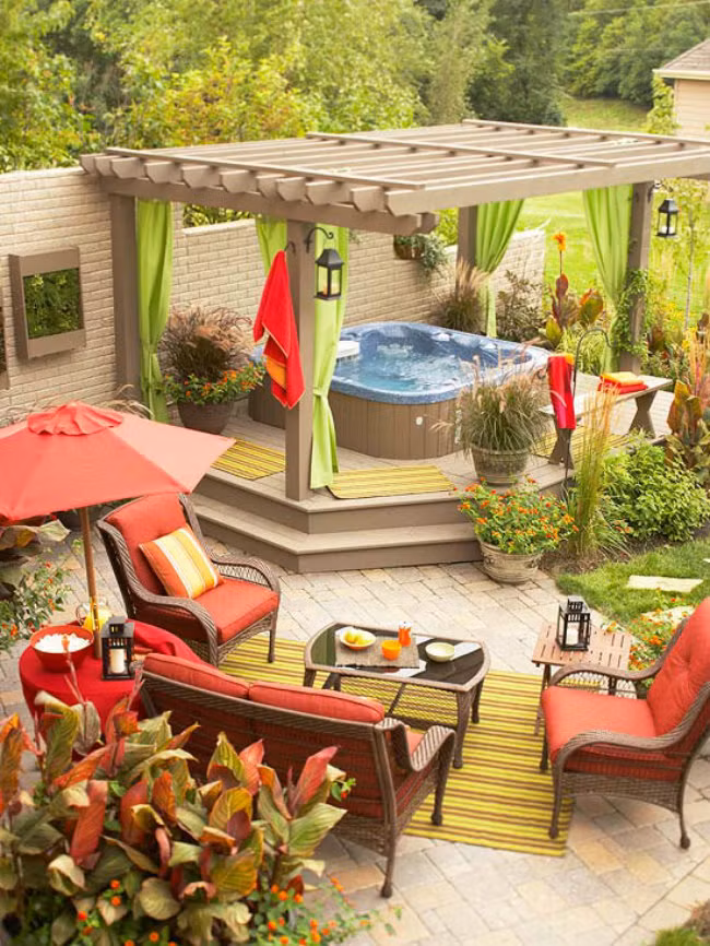 Khi những ngày hè nắng nóng tới gần, bạn có thể xây thêm một chiếc bể tắm trong sân vườn để ngâm mình trong nước tránh tiết trời oi bức.