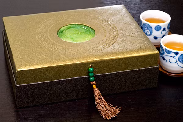 Hộp bánh trung thu đặc biệt này có 4 hộp bánh mạ vàng bên trong.