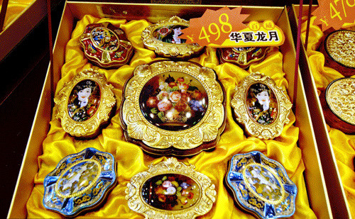 Hộp bánh trung thu đẹp mắt này từng được bán với giá 498 NDT (81 USD) ở Thành Đô, tỉnh Tứ Xuyên.