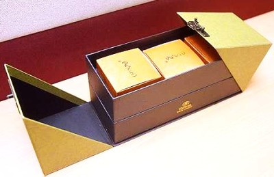 Thiết kế độc đáo của hộp bánh mạ vàng gây ấn tượng với những khách hàng lắm tiền.