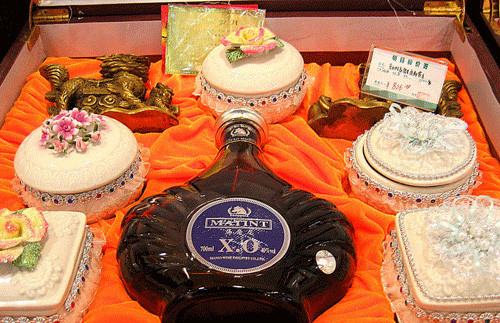 Được trang trí bằng những chi tiết cầu kỳ cùng một chai rượu mạnh, hộp bánh trung thu này có giá lên tới 826 NDT (134 USD).