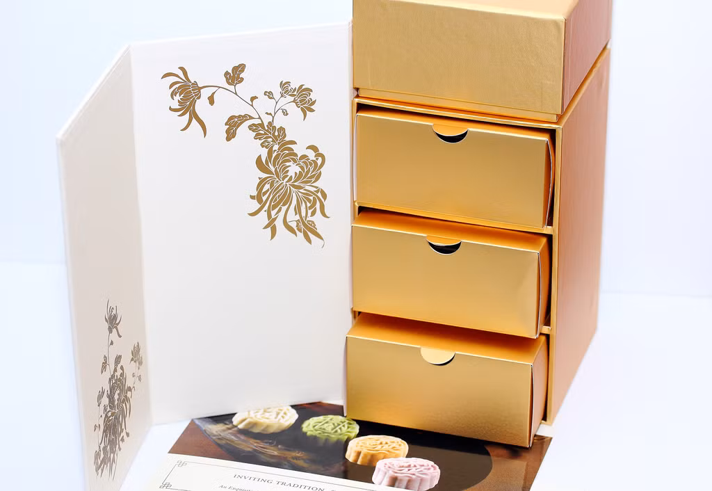 Dòng bánh trung thu có tên Assorted Snowskin được đựng trong hộp mạ vàng trắng.