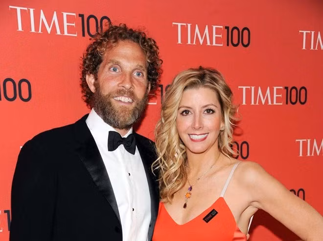 Năm 2008, Sara kết hôn với Jesse Itzler (ảnh), nhà đồng sáng lập của Marquis Jet, tại Boca Grande, Florida. Trở thành tỷ phú tự lập trẻ nhất, Sara vẫn duy trì cuộc sống giản dị là một bà mẹ bình thường. Cô lái chiếc Toyota trắng, tham gia tình nguyện tại trường của con trai và đi ăn uống cùng bạn bè sau giờ làm việc.